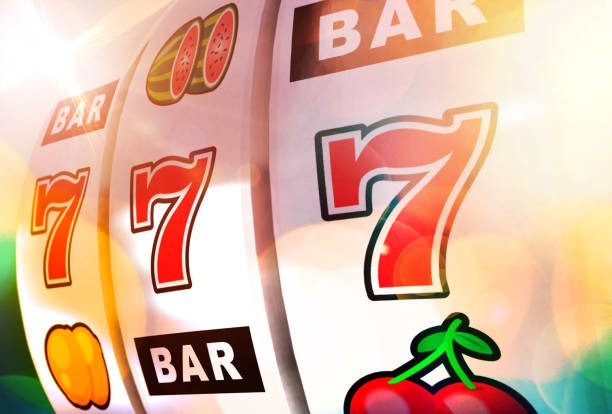 erek44 Wolf Gold slot game interface showing five reels and payout table